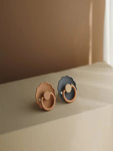 Load image into Gallery viewer, MUSHIE FRIGG DAISY NATURAL RUBBER PACIFIER
